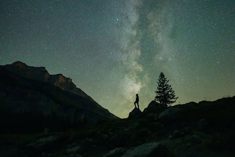 Perseid meteors over the Milky Way; what the Qur'an calls missiles thrown at devils