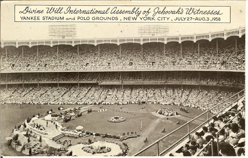 An international assembly of Jehovah's Witnesses in 1958, when the heavenly class was already held closed
