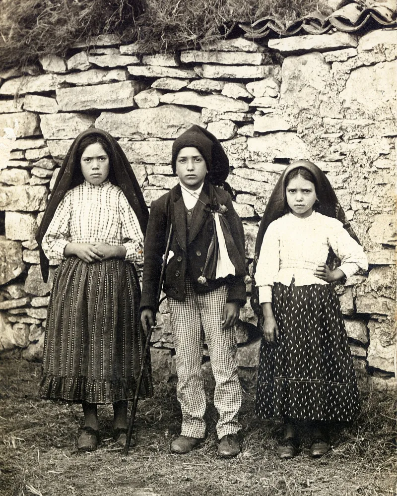 The three Fátima children in 1917; skeptics cite shared religious experiences like theirs as parallels