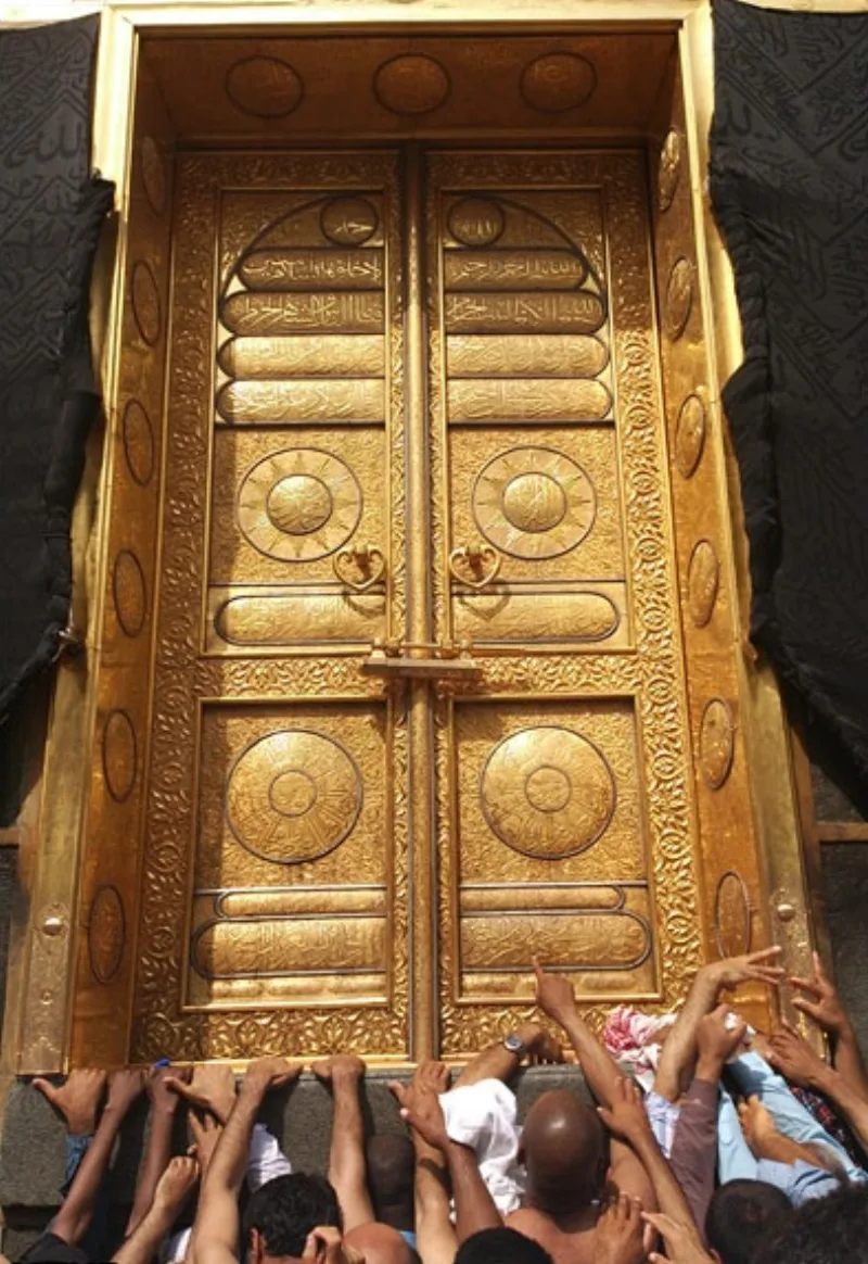 The interior of the Kaaba during its ceremonial washing — the shrine that held 360 idols until 630